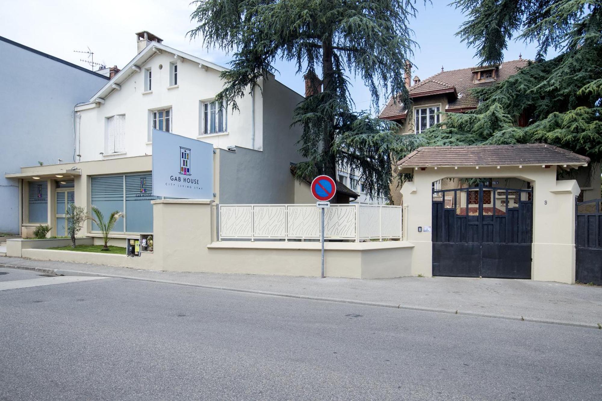 Gab House Hotel Брон Екстериор снимка